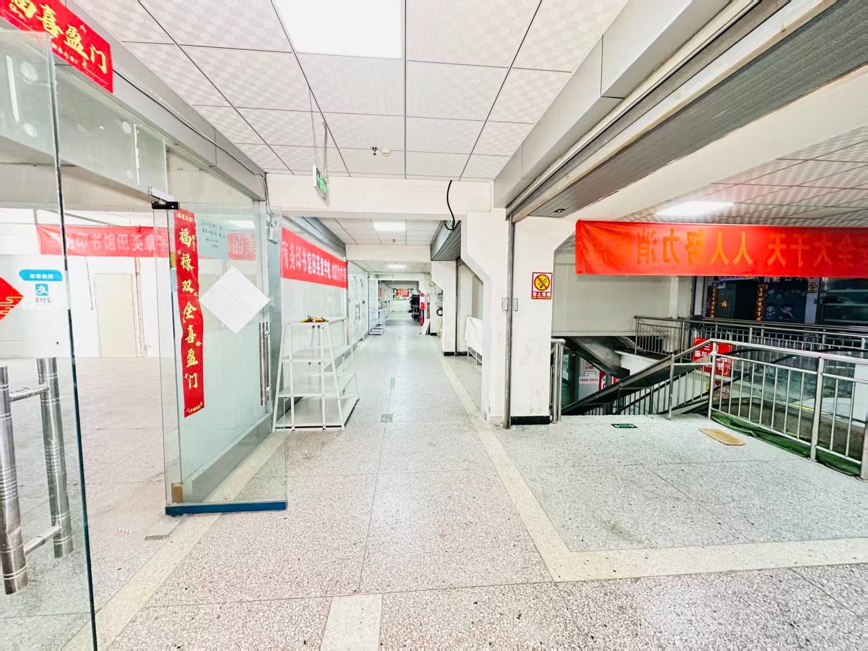 科技西路引入人工智能技术应用场景，推动AI与商业、零售、电商、企业服务等领域融合发展。