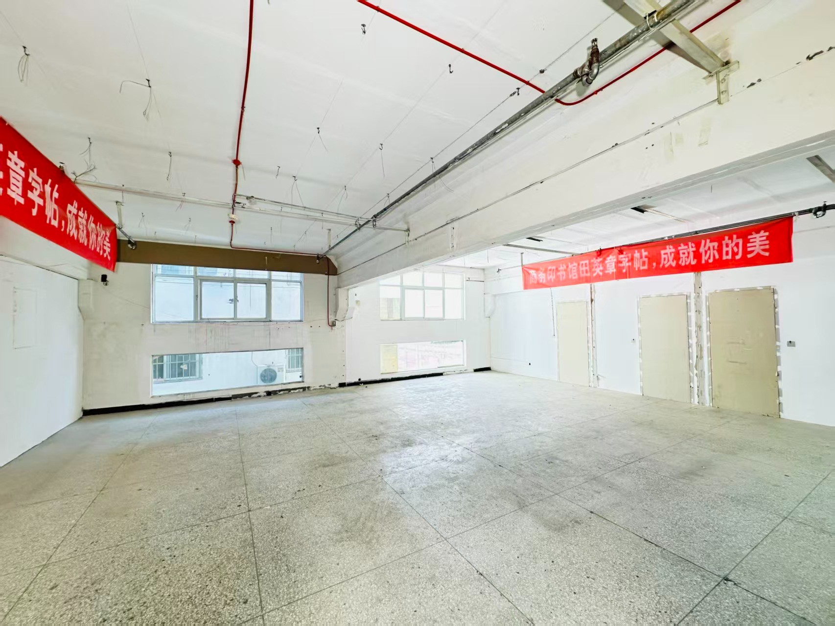 科技西路重点吸引人工智能应用、数字经济、电商直播、智能制造服务、软件开发、科技创新企业及创业团队入驻